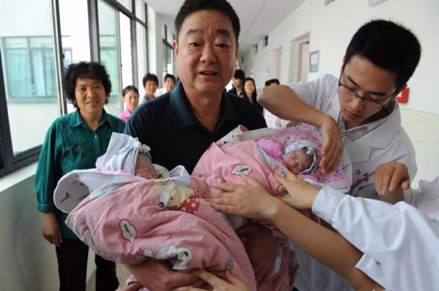 60岁老人诞下双胞胎,如今9年过去了,她和孩子变成怎么样了?