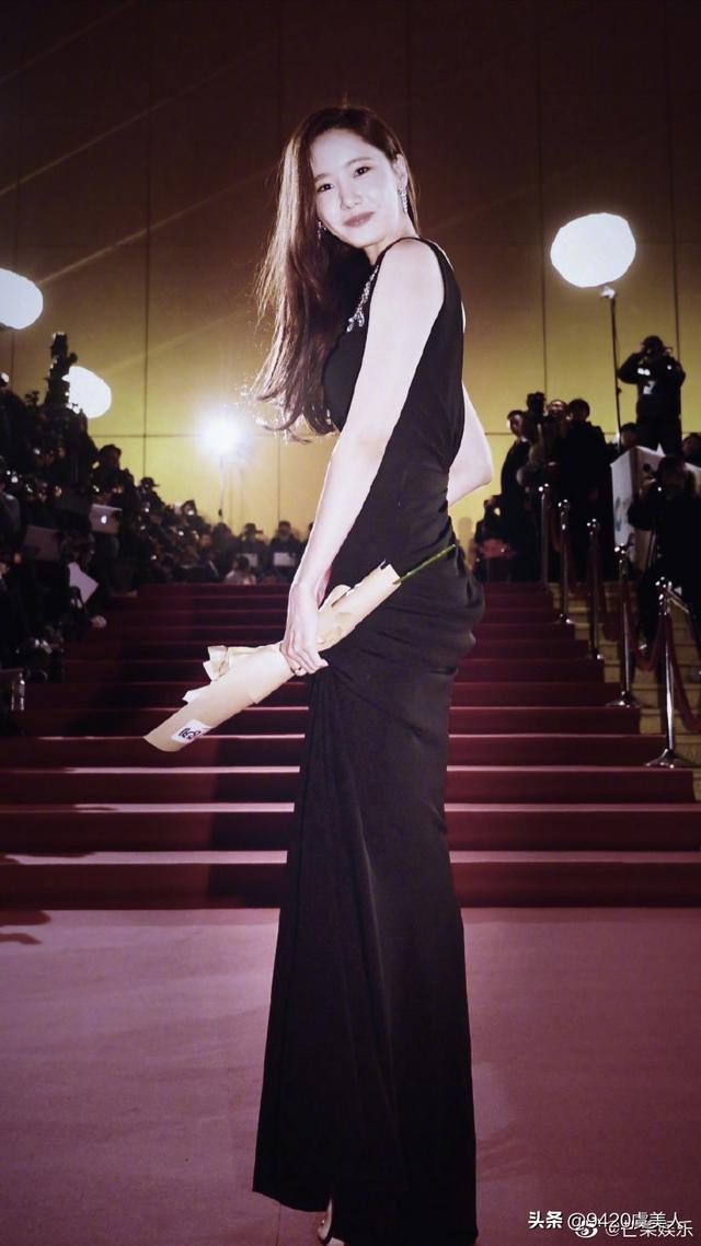 林允儿露背长裙 红毯造型,风情万种的女神大人,头身比绝了