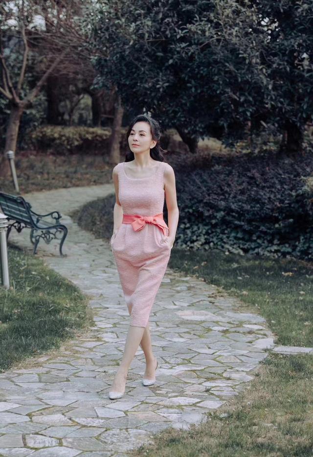 「最时尚」"雪姨"王琳太少女了吧!蓝色毛衣配破洞牛仔,网友:哪像49岁?