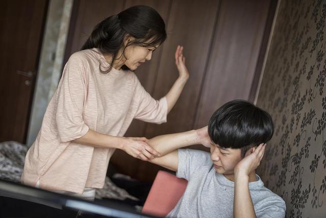 「超级宝妈」这四种有“毒”的父母，只会让孩子渐行渐远，希望你不在其中！