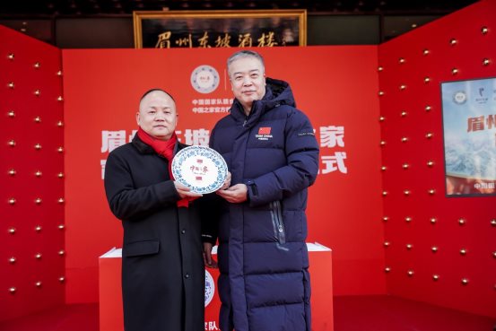 国家体育总局体育器材装备中心主任孙为民先生与眉州东坡董事长王刚