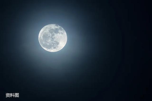 而今晚就有一轮 别样的圆月在等着你 今年却不一样 "十五的月亮十四圆