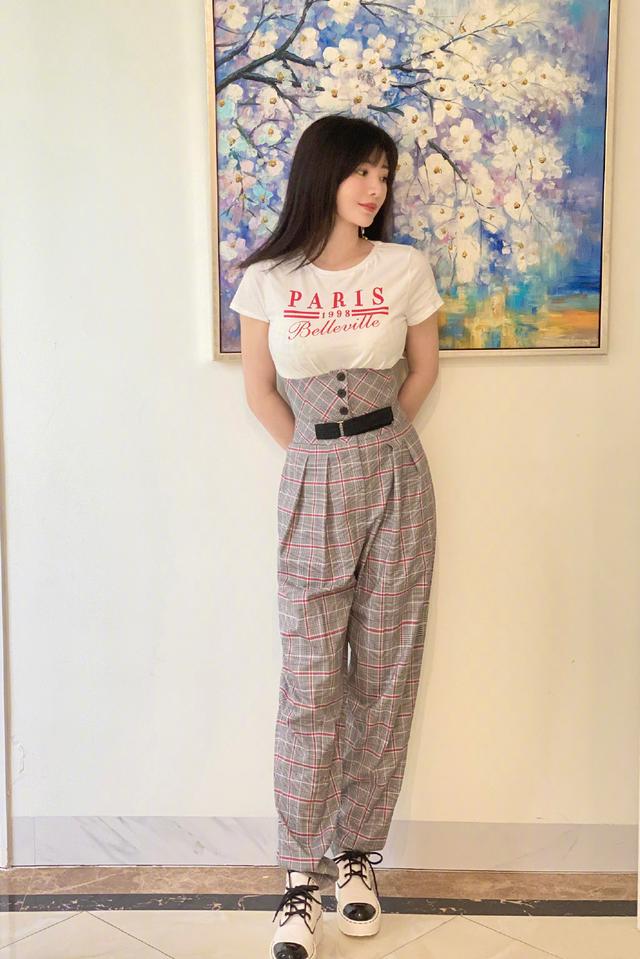 「时尚探究社」39岁柳岩又放大招,复古灰t恤穿出凹凸感,这身材真惊艳