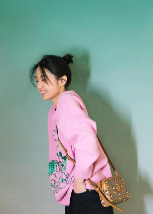 「时尚探究社」2020丸子头很受欢迎,张子枫丸子头,粉色毛衣,甜美似