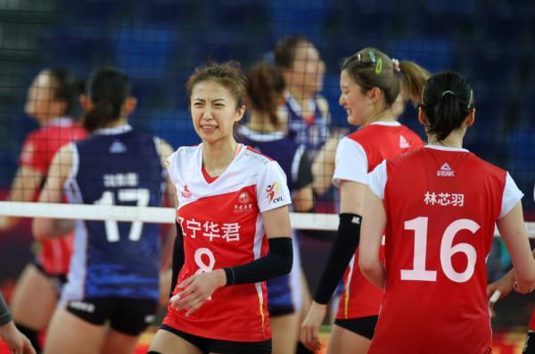 9月28日,辽宁华君队球员丁霞在比赛中发球.