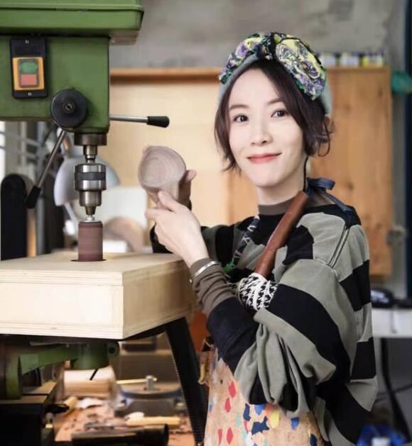 超女黄雅莉官宣与相恋16年男友领证结婚 男方身份曝光