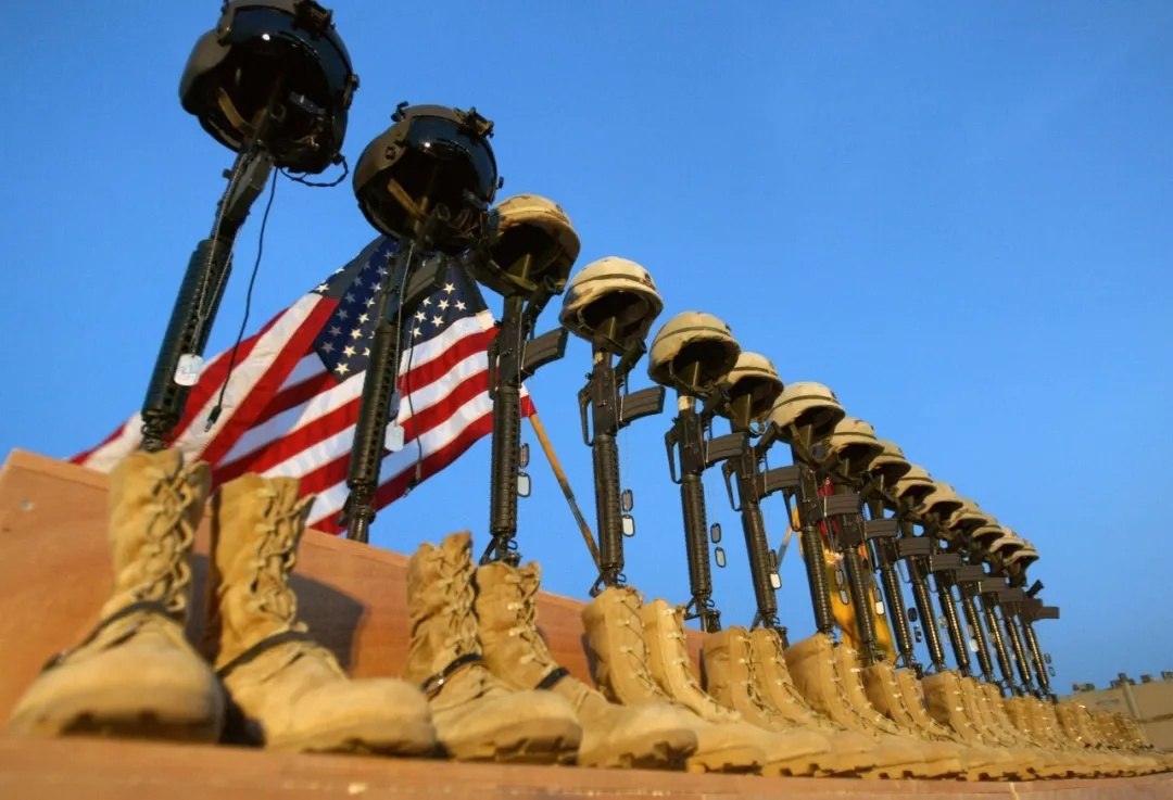 美军基地遭10枚火箭弹袭击,伊拉克也受损!