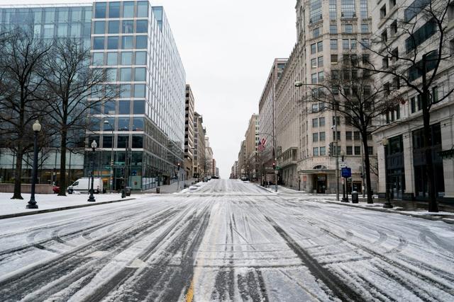 美国暴雪:停水断电咋整 民众"各种受罪"