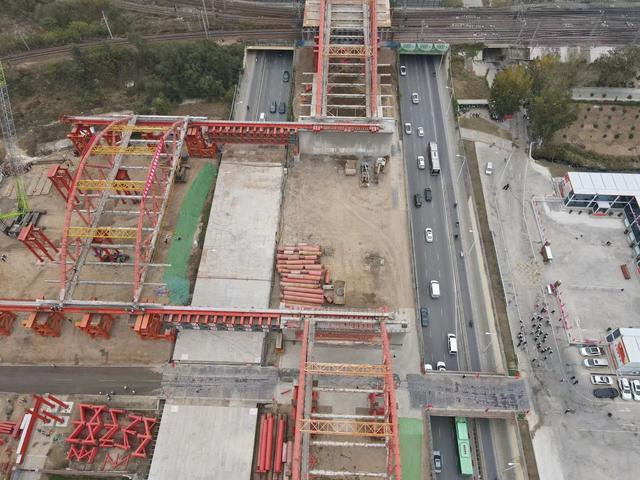 最新进展郑州彩虹桥旧桥首孔62米钢桁拱开始横移拆解施工