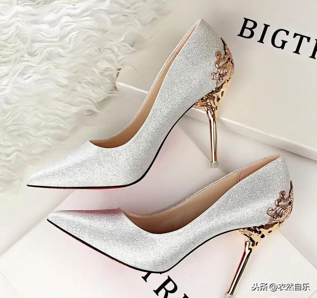 高跟鞋的鞋跟款式有很多,但是细跟才最能体现出女性温柔和性感的一面.