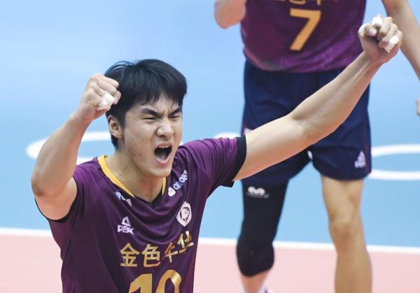 8月31日,上海金色年华队球员张哲嘉(左)在比赛中扣球.