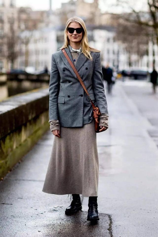 最近流行一种穿法叫:毛衣裙 马丁靴,洋气时髦,显瘦还减龄