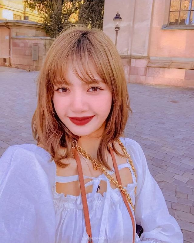 "人间芭比"lisa出席活动,金色裙装太惹眼,不愧"人间富贵花"