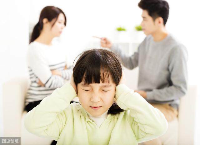 「超级宝妈」孩子平时活像小神兽，可公开场合总是胆怯，可能有这3点原因