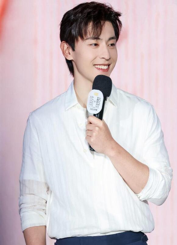 石家庄之光!邓伦回老家参加活动 阳光帅气笑容治愈