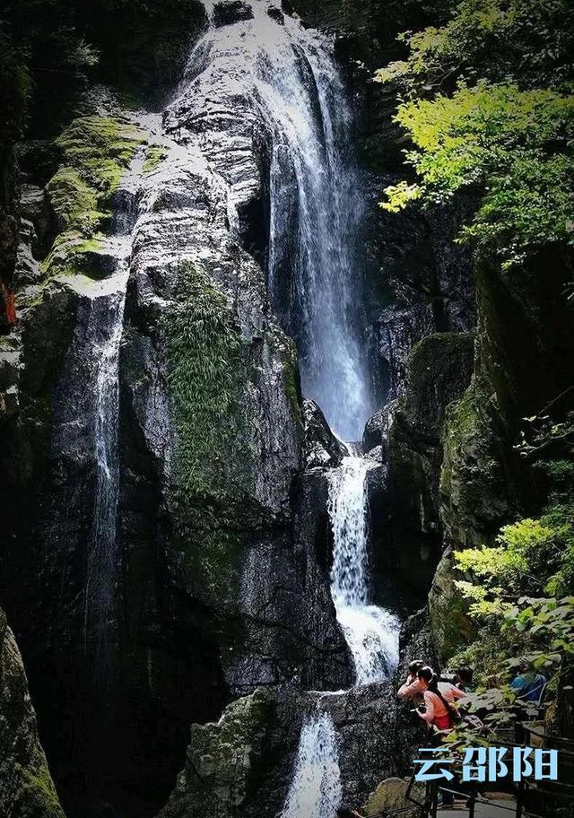 處於雪峰山脈腹地,境內崇山峻嶺如霧環列,雄奇挺拔,溪澗溝谷蜿蜒縱橫