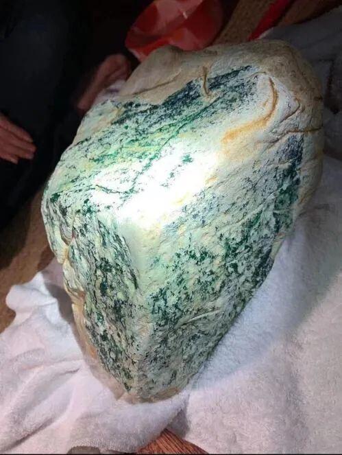 "中国赌石第一案"开庭:标价八千万秒变"四百万",是行规还是欺诈?