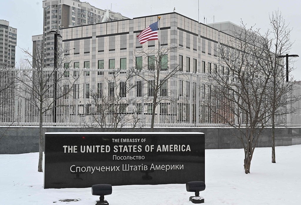 在美国和英国驻基辅大使馆开始建议非必要工作人员和家属离开后
