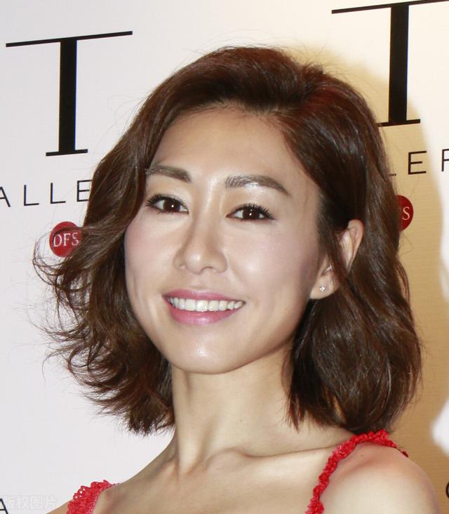 胡定欣,气质漂亮了 从头美到脚