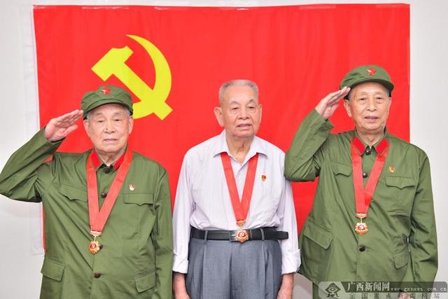 兄弟三人在党旗前合影.广西新闻网通讯员 刘德安 摄