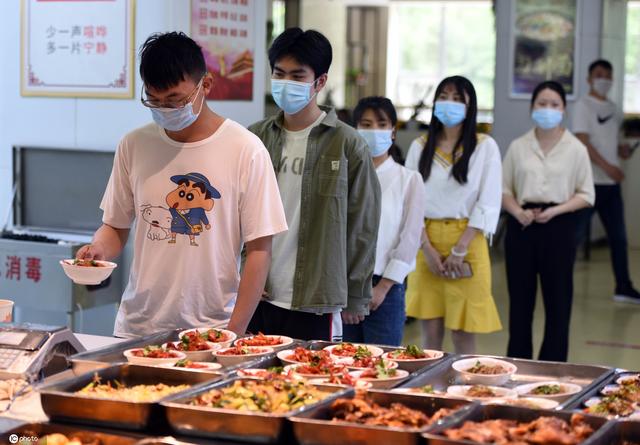 江苏淮安:高校食堂推出9元小龙虾套餐 学生食堂门口排队