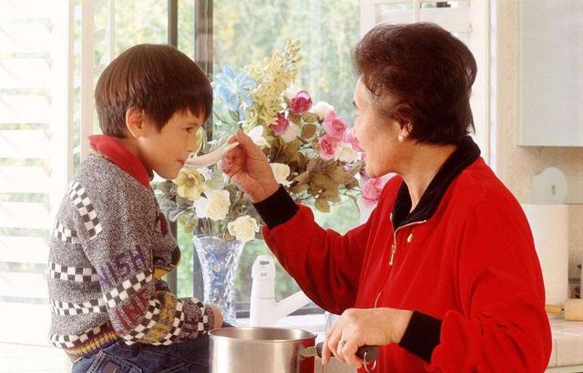 【你的育儿经】孩子让父母照顾，是否要给＂报酬＂？专家的话很有道理
