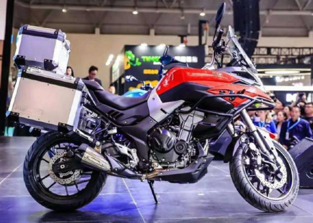 隆鑫中排量拉力车,17.2l油箱,倒立前叉配abs,双缸水冷国四电喷