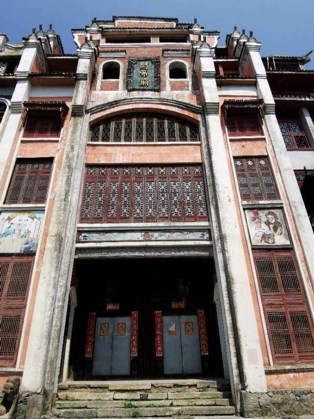 悦读其中汉王庙最是恢弘气派 , 门楼两旁的柱子都是巨龙盘旋 .