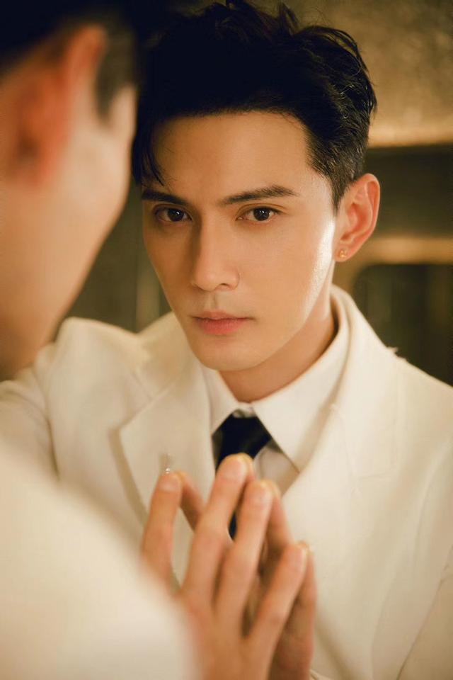 徐正溪身着黑色西装 现身上海