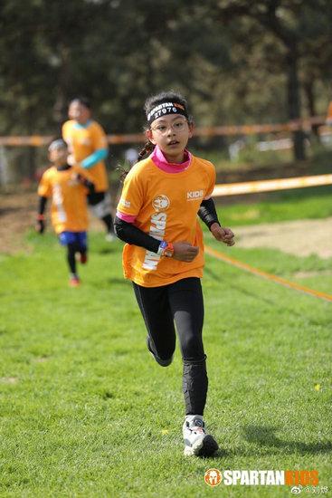 刘烨晒儿女参加比赛照 两个孩子活泼好动尽显童真