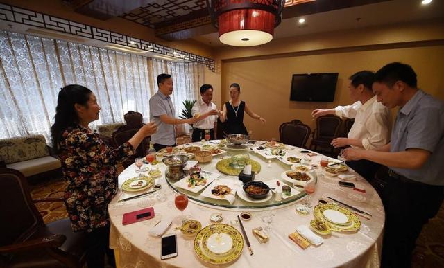 同学聚会,土豪中途悄悄买了单,结束前老板却说:谁买一下单