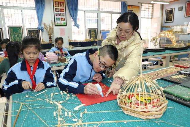 厦门民立第二小学校园种高粱