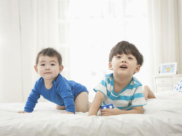 超级宝妈▲“吉祥物”妹妹助攻哥哥写作业，乖巧模样萌翻众人，好可爱