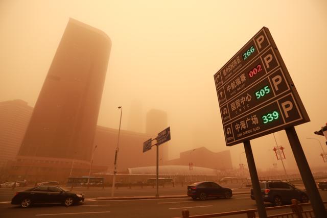 早上8:30分,北京国贸附近,天空黄沙一片,能见度不足1千米,前面的高楼