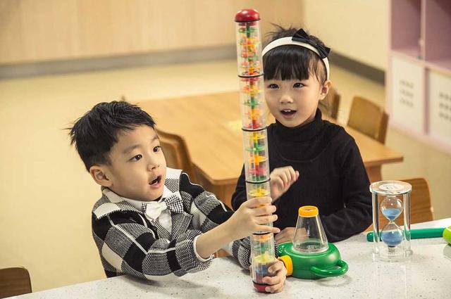 超级宝妈@“你是姐姐，必须让着妹妹？”黄磊的回答，不愧为高情商宝爸