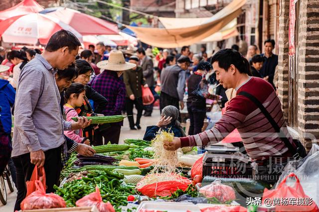 江西人最熟悉的赴圩场面,赣州的乡村集市人多热闹,记忆中的乡愁
