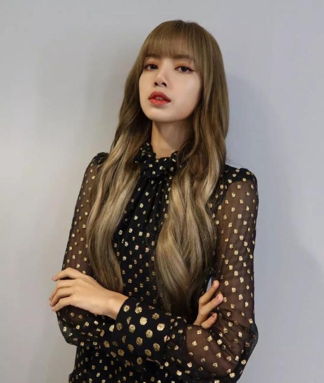 時尚迪科人間芭比lisa一襲公主裙亮相公演舞臺top級別神顏值不輸女