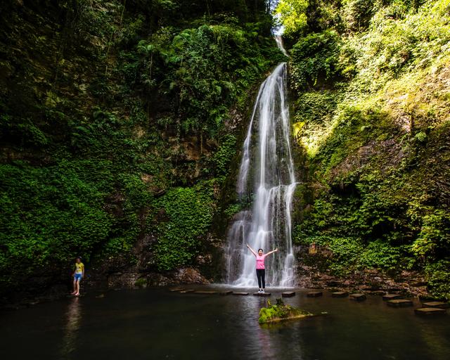 什邡石门洞:酷暑里的一溪清流