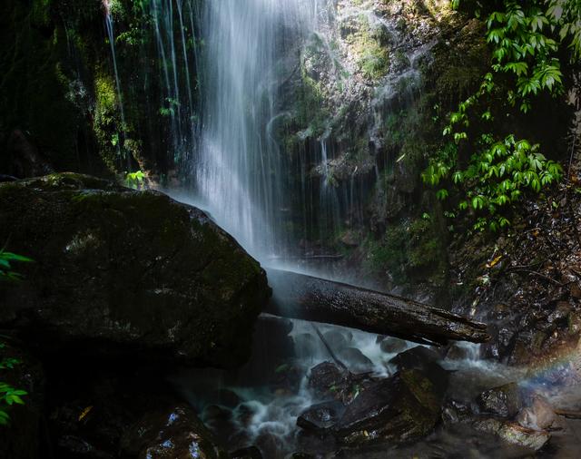 什邡石门洞:酷暑里的一溪清流