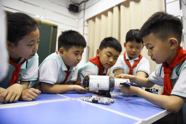 校园社团活动迎接科技周