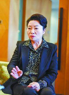 由昆参加校庆活动 坐在丈夫曾坐过的位置