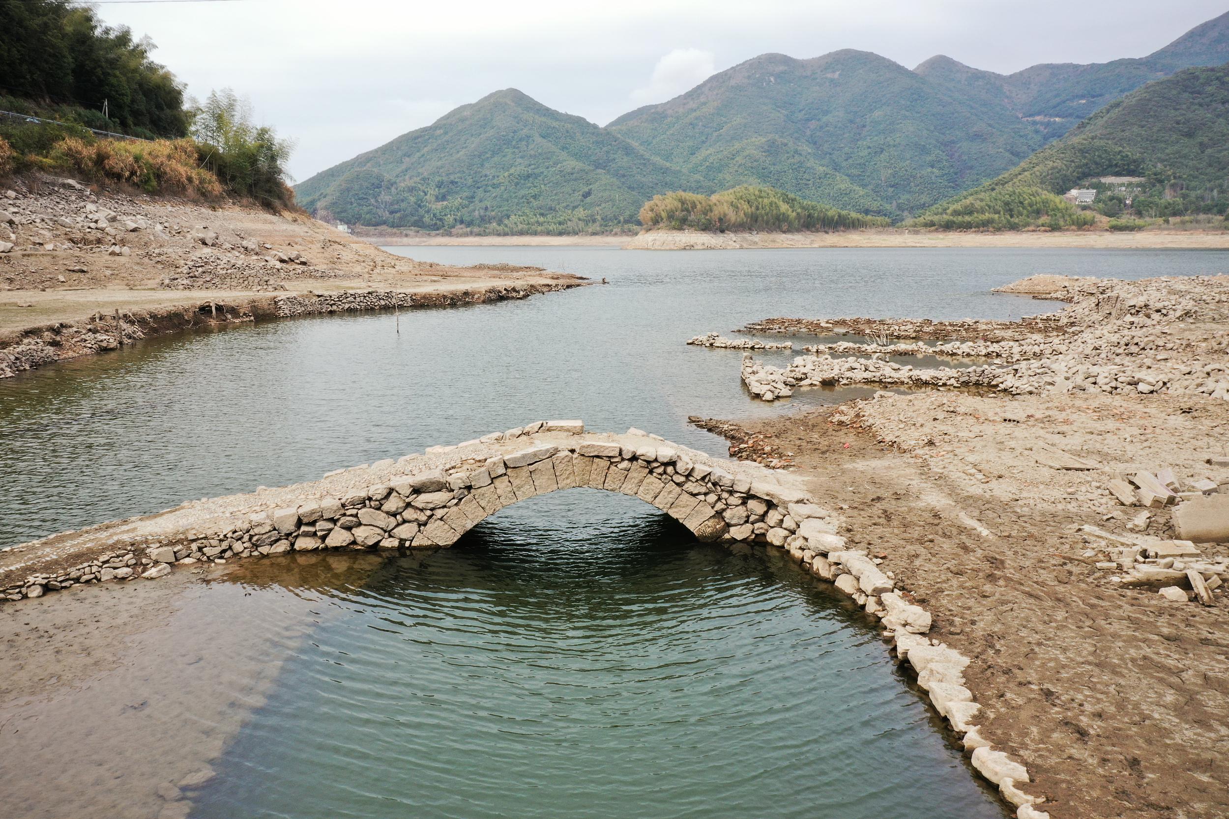 浙江宁波:水下古桥露真容