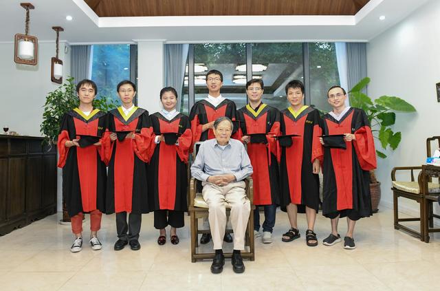 杨振宁先生与博士生在清华大学合影.(新华社发)