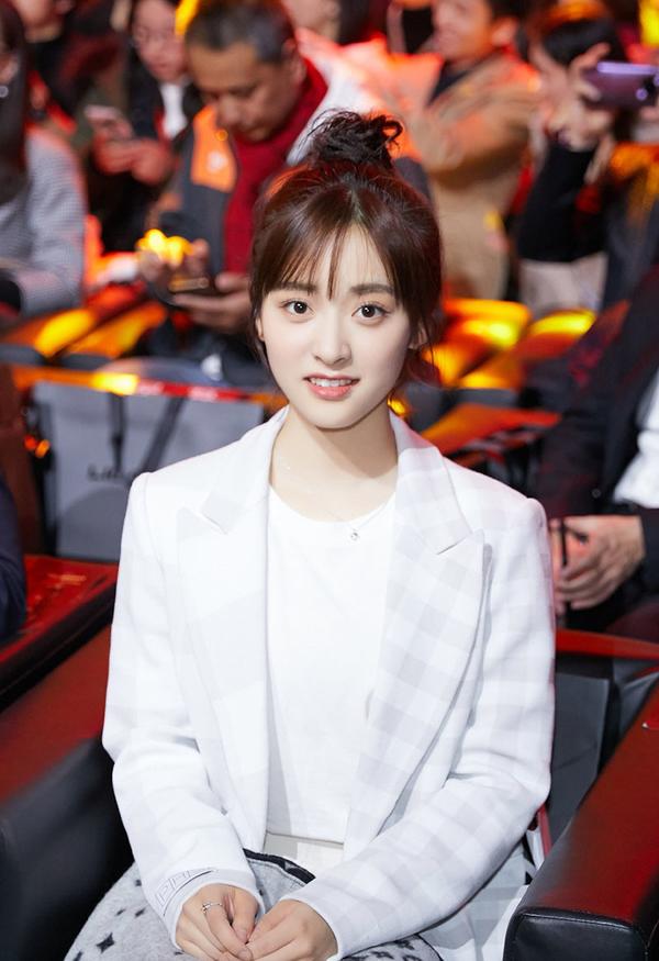 沈月长相越发精致了,穿西服清爽干练气质满满,纤细长腿实力抢镜