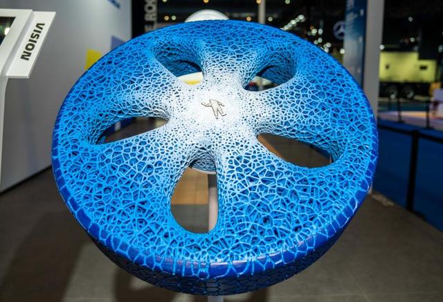 轮胎也疯狂,米其林带来蓝色蜂巢状概念轮胎,2024年可用上