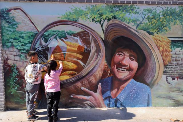 (大众日报客户端记者 卢鹏 通讯员 初宝瑞 报道)收玉米,摘葡萄,花田