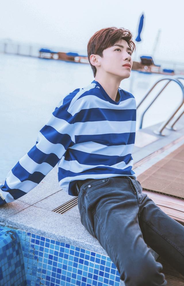 简爱生活白敬亭印花上衣太时尚,郑合惠子黄色短袖配短裤,打造夏日少女