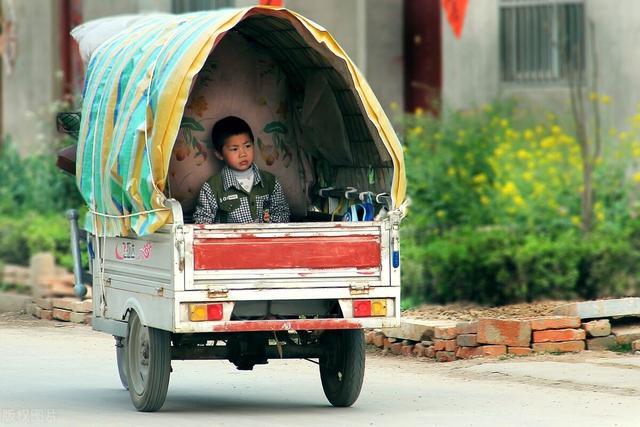 村里农民的电三轮车没牌子:应不应该上路?
