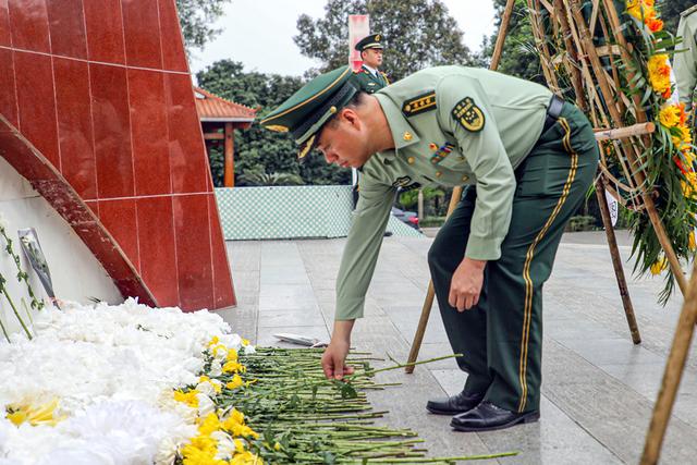 武警官兵向革命烈士纪念碑献花.广西新闻网通讯员 奎子清 摄