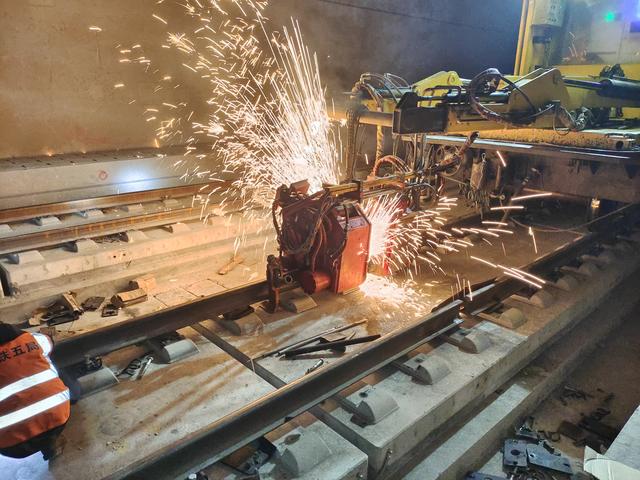 牡佳间钢轨焊接现场 图片由铁路部门提供